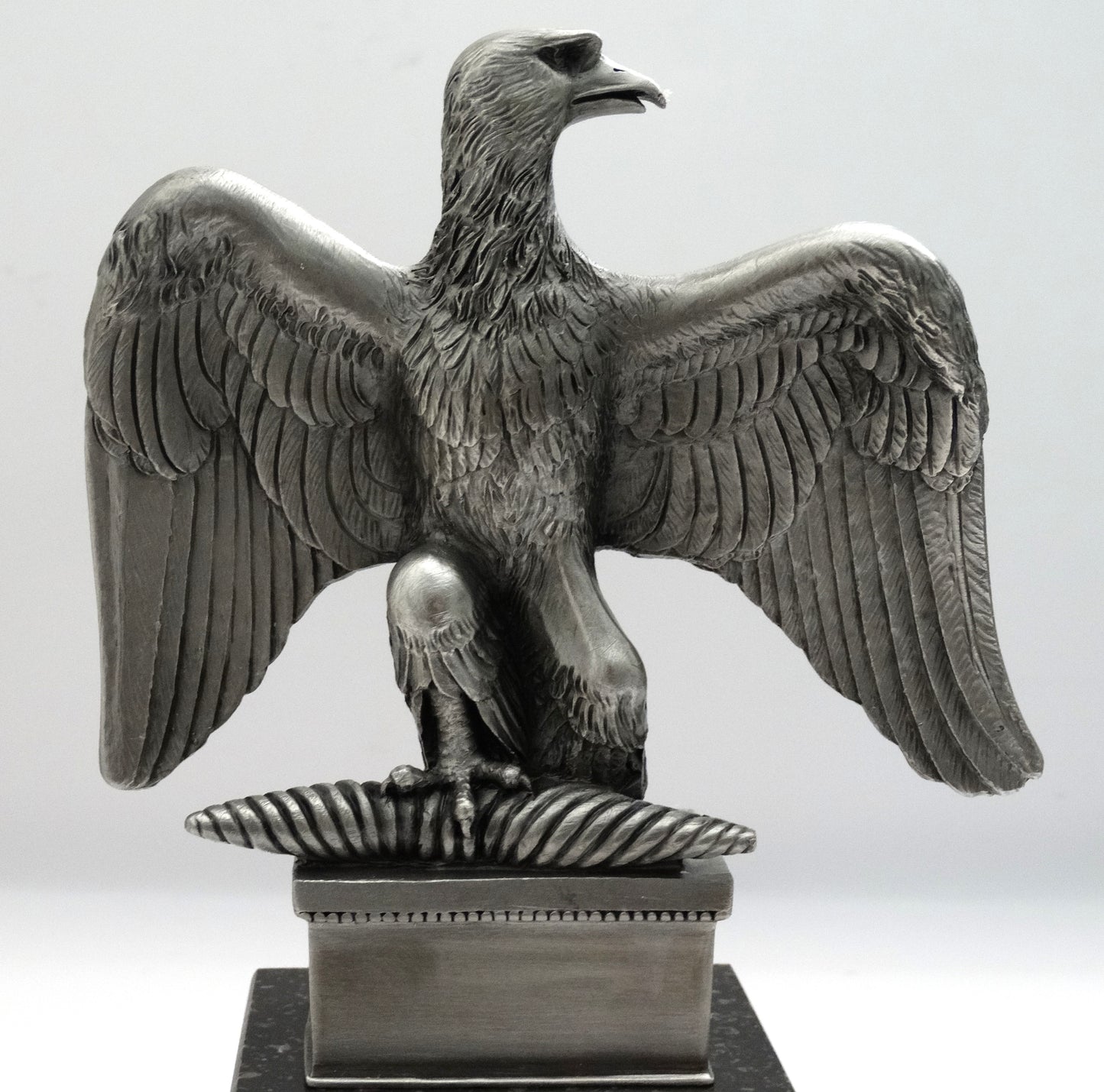 Aigle impériale- Les étains du prince.
Zoom sur aigle impériale de face.