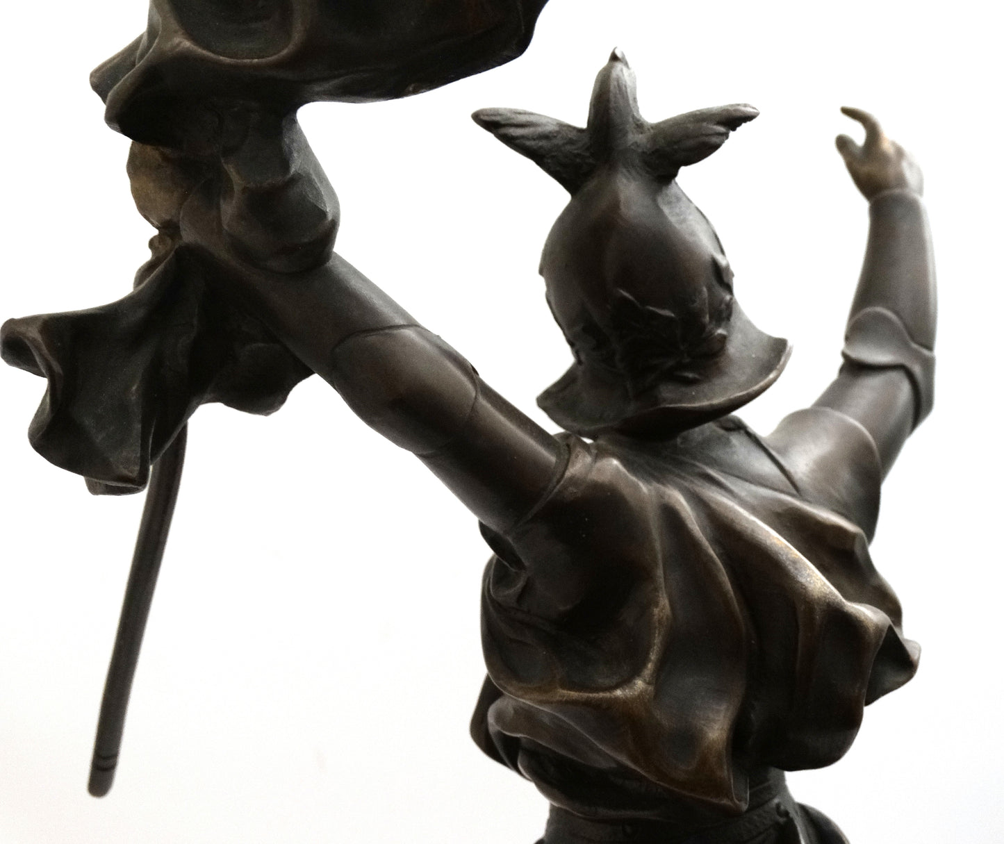 Allégorie « Victoire sur la Prusse » sculpture bronze Emmanuel Hannaux.
Zoom buste, bras et tête arrière.