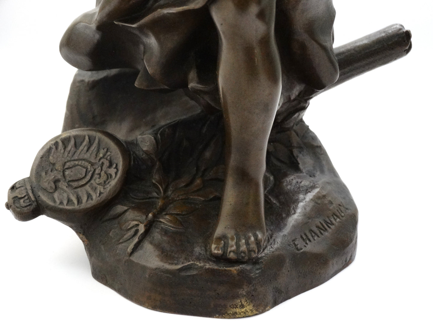 Allégorie « Victoire sur la Prusse » sculpture bronze Emmanuel Hannaux.
Zoom sur étendard Prussien et signature.