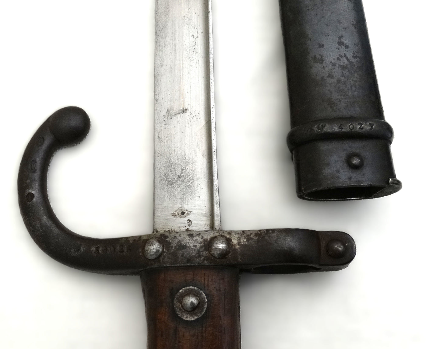 Baïonnette Gras modèle 1874 avec poignée laiton et noyer, croisière à quillon et fourreau bronzé. Poinçons et numéro de série différent, pièce originale de l’époque IIIᵉ République
