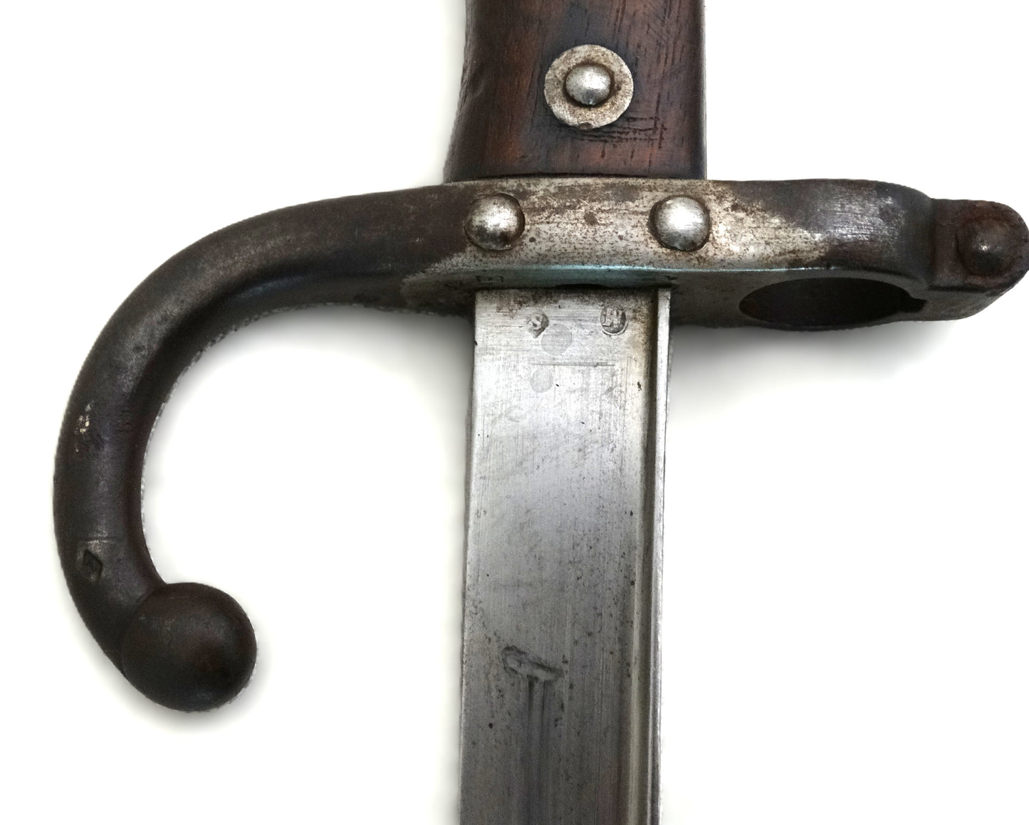 Baïonnette Gras modèle 1874 avec poignée laiton et noyer, croisière à quillon et fourreau bronzé. Lame et quillon poinçonné, pièce originale de l’époque IIIᵉ République
