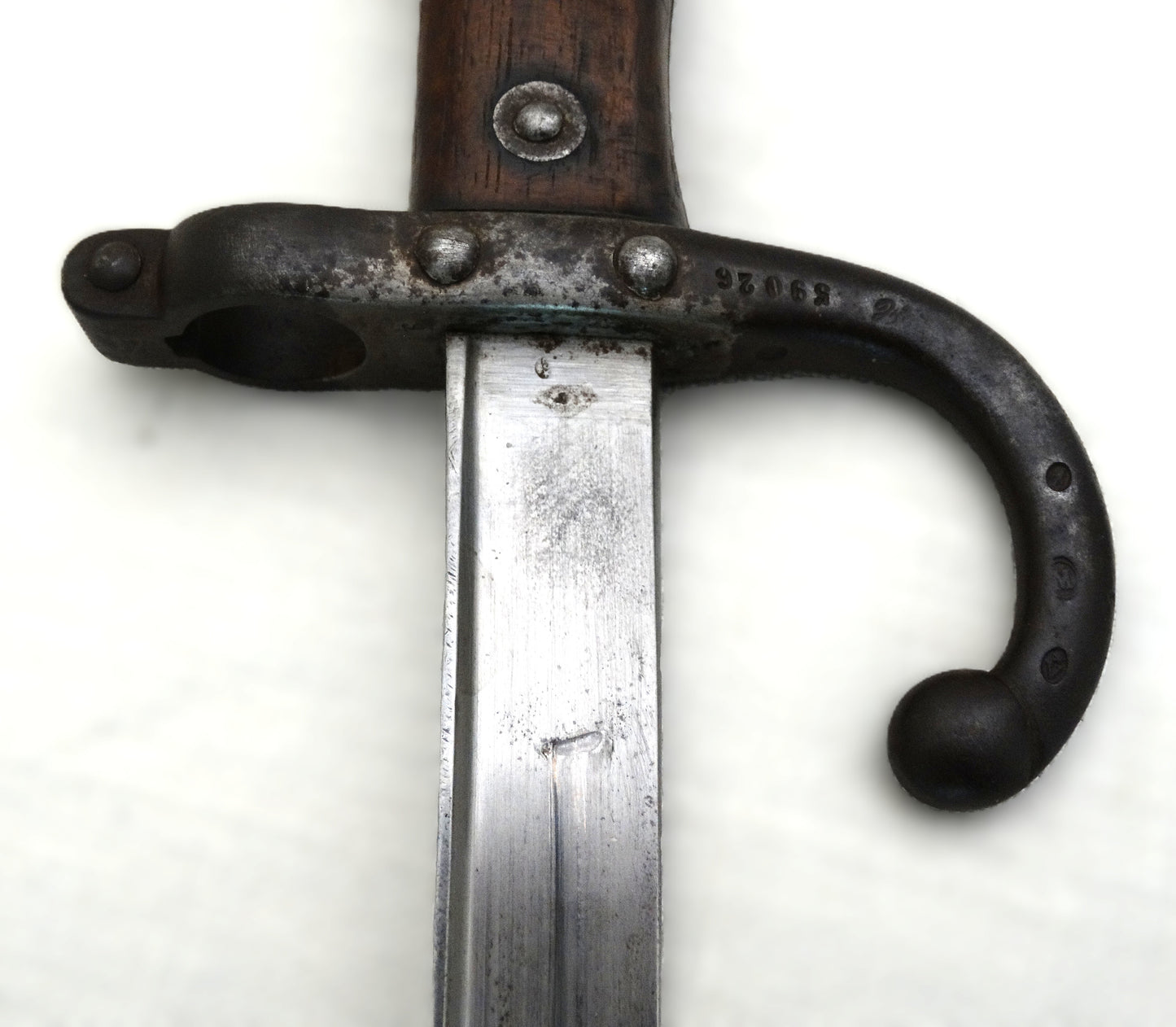 Baïonnette Gras modèle 1874 avec poignée laiton et noyer, croisière à quillon et fourreau bronzé. Quillon numéroté et poinçonné, pièce originale de l’époque IIIᵉ République