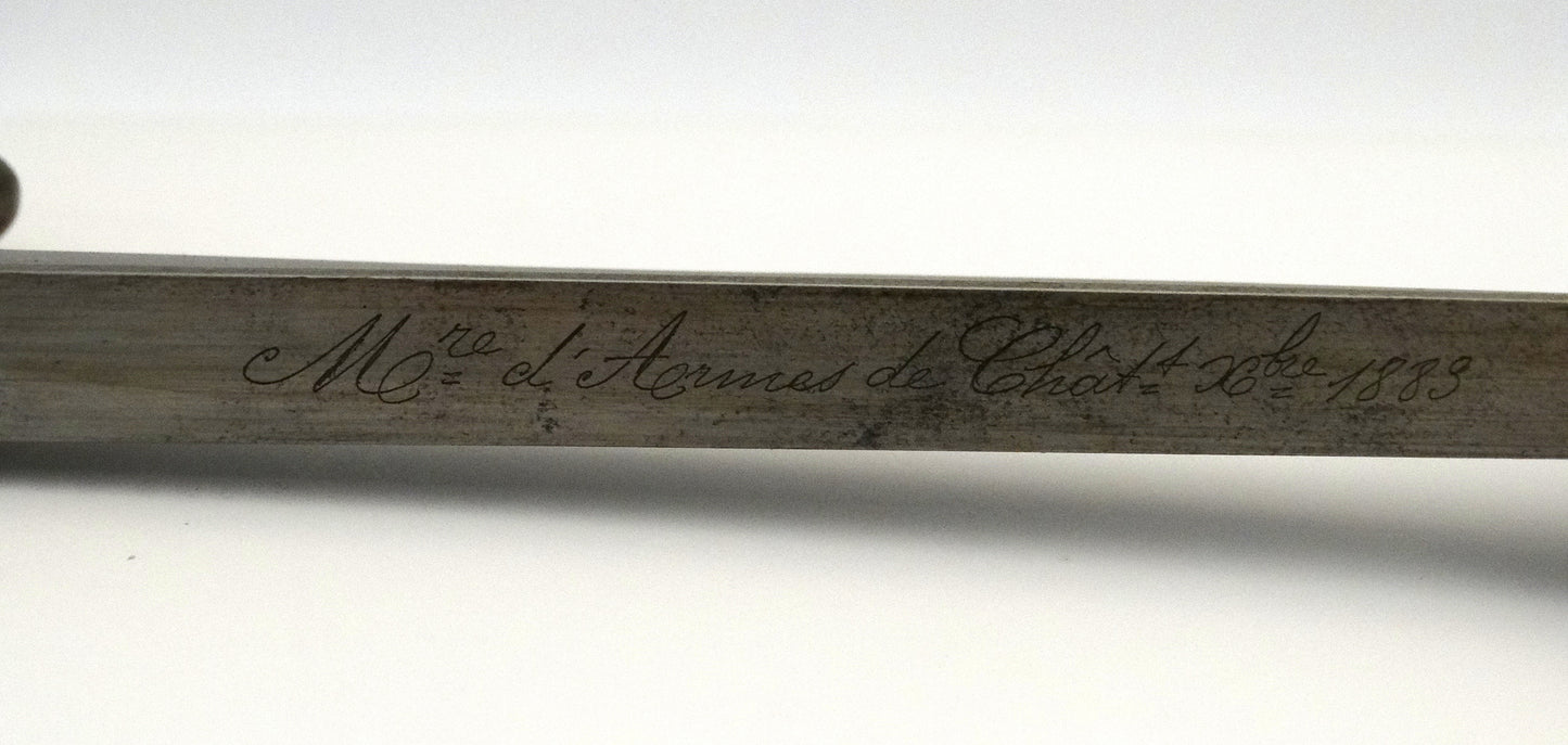Baionnette Gras avec fourreau monomatricule Mdl 1874 de Marine. Zoom sur marquage de lame. 'Manufacture d'armes de Châtellerault 1889'.