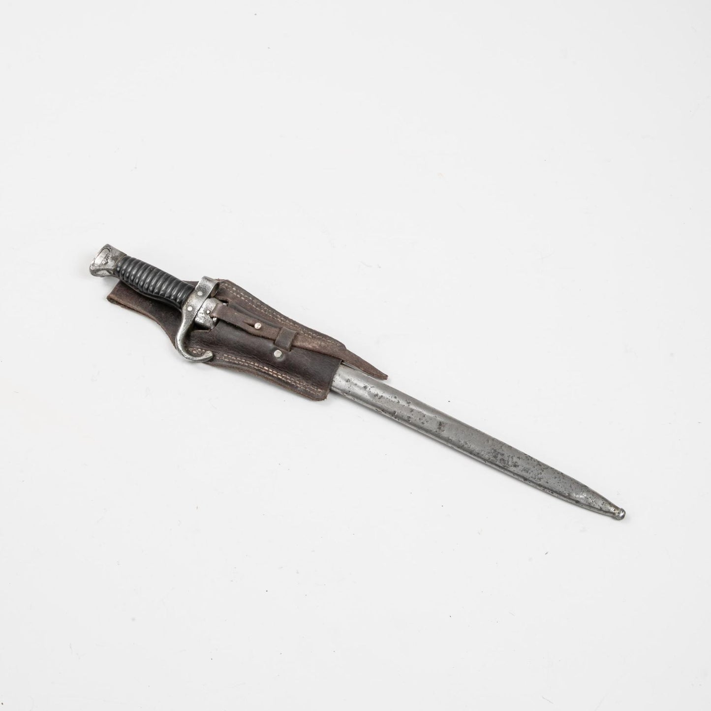 FRANCE. Baïonnette Modèle 1892 modifiée - Avec fourreau métallique et gousset cuir