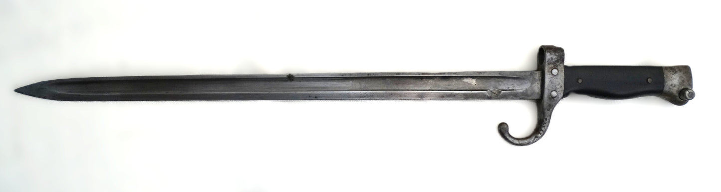 Baionnette_modele_1892_plaquettes_synthetiques_croisiere_marine_. coté gauche et marquage réglementaire sur quillon.