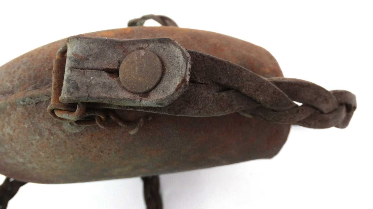 Bidon / Gourde Modèle 1935 – Avec Sangle Tressée.
zoom sur attache sangle coté 2 du dessous.