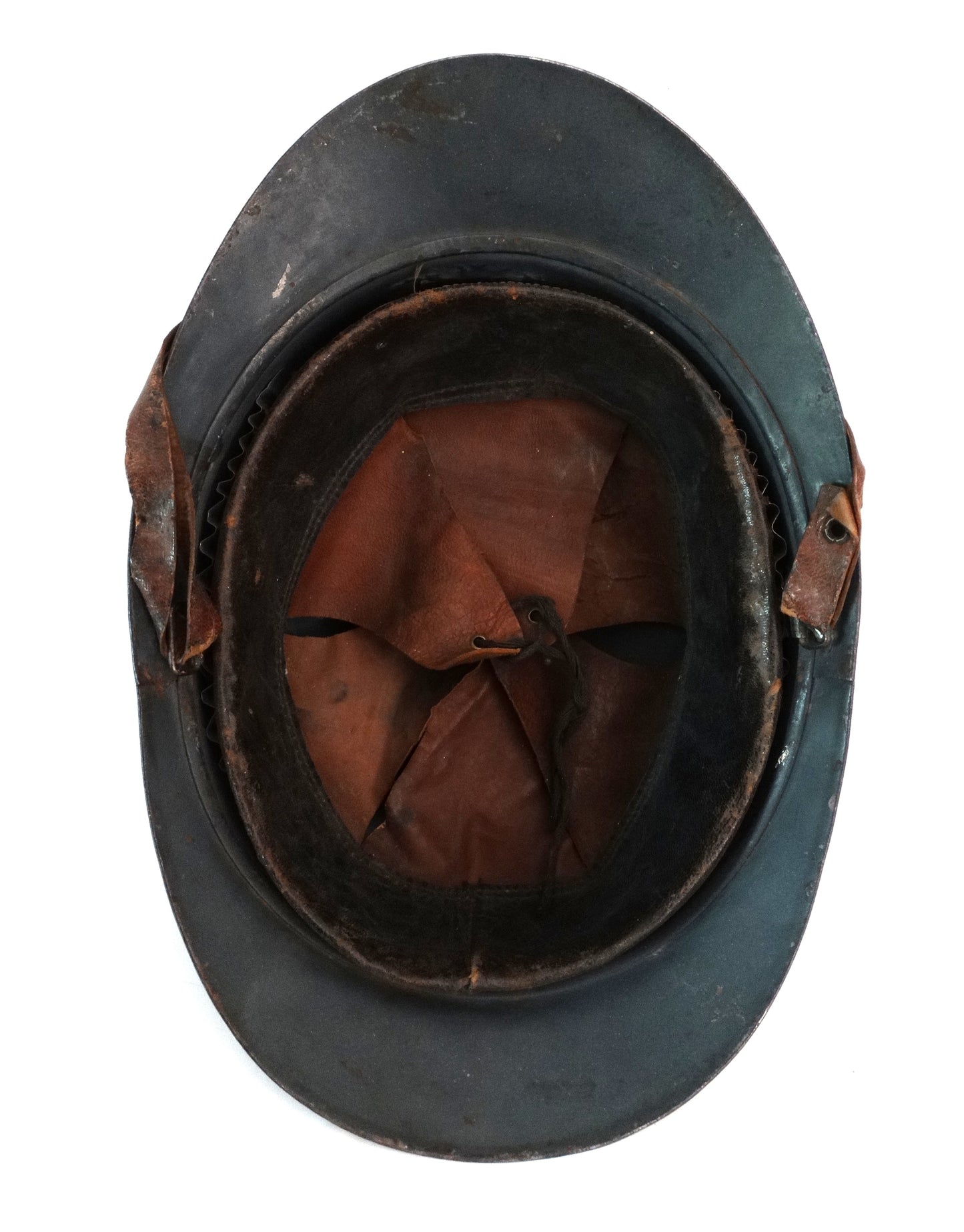 Casque Adrian 1915 Artillerie – Attribut Laiton – Intérieur Bleu Horizon Original – WW1.
Vue intégrale du dessous.