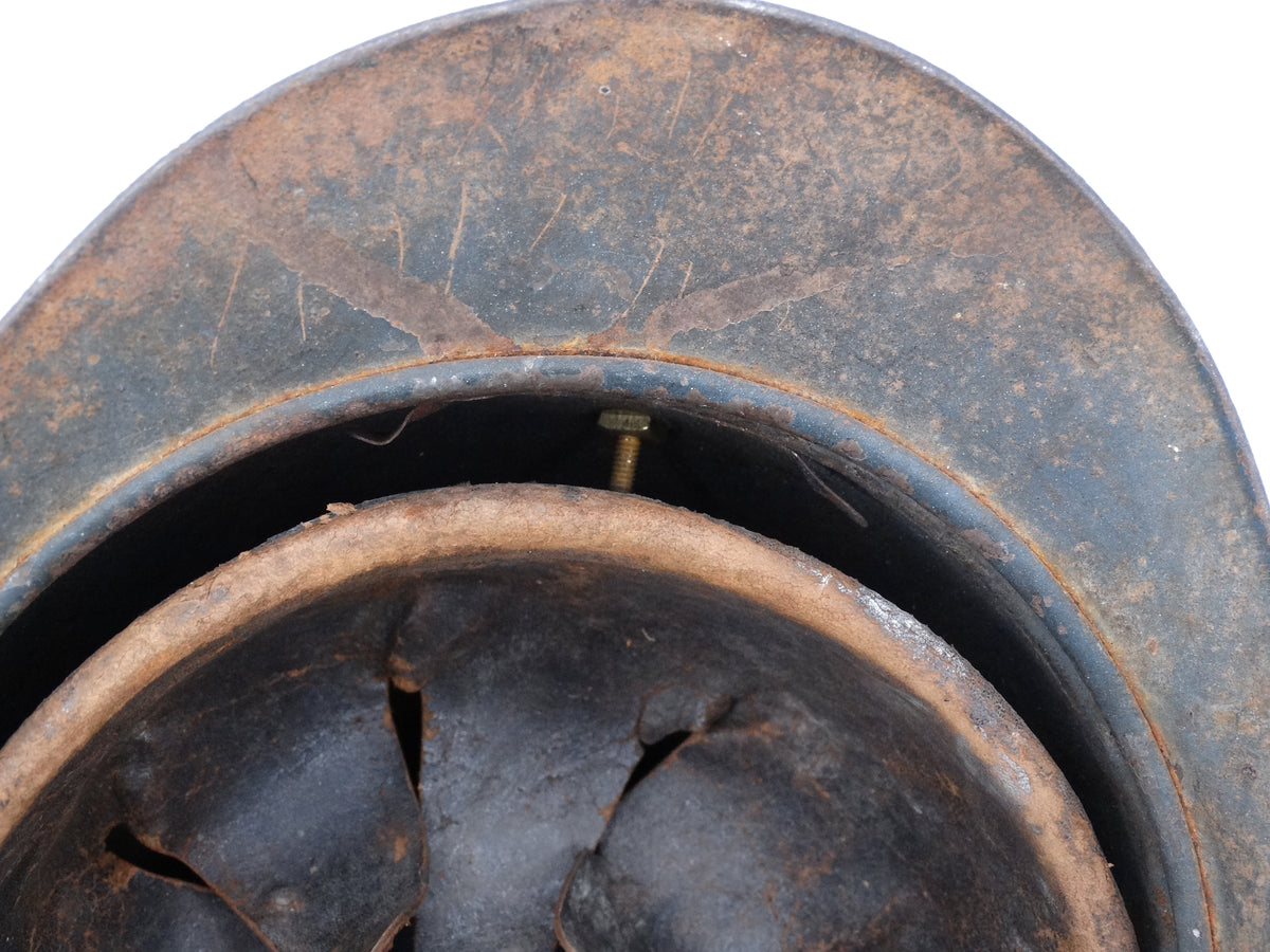 Casque Adrian modèle 1915 – Service de santé, attribut de képi de grande tenue.
Zoom sur fixation arme