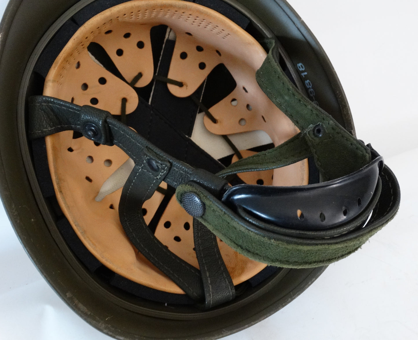 Casque Parachutiste Allemand Bundeswehr Modell 1A1 LL – Casque Militaire d’Après-Guerre.
Zoom sur jugulaire et intérieur.