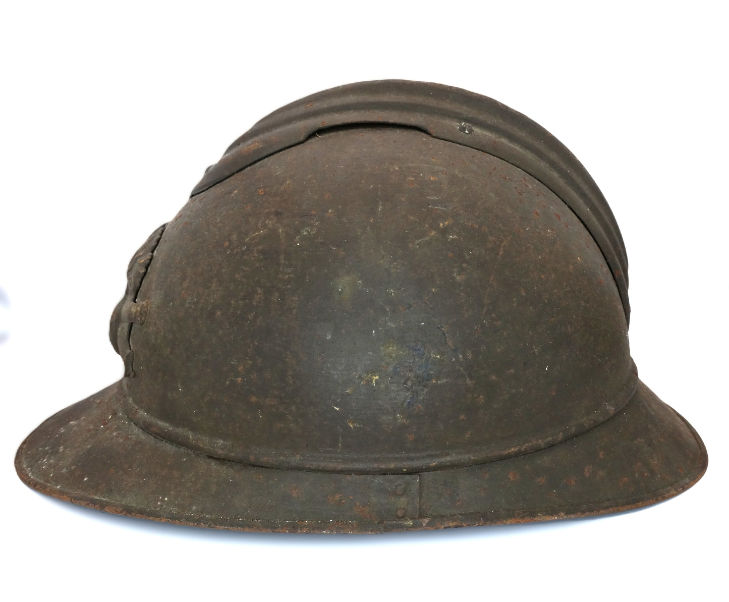 Casque d’artillerie français Modèle 1915, peint en kaki, avec coiffe et jugulaire cuir, gravure Rivière 31. Vu coté gauche.