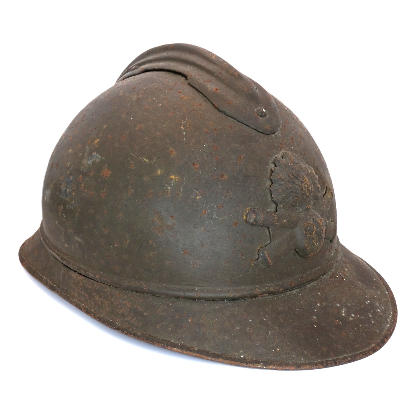 Casque d’artillerie français Modèle 1915, peint en kaki, avec coiffe et jugulaire cuir, gravure Rivière 31. Vu 3/4 face coté droit.