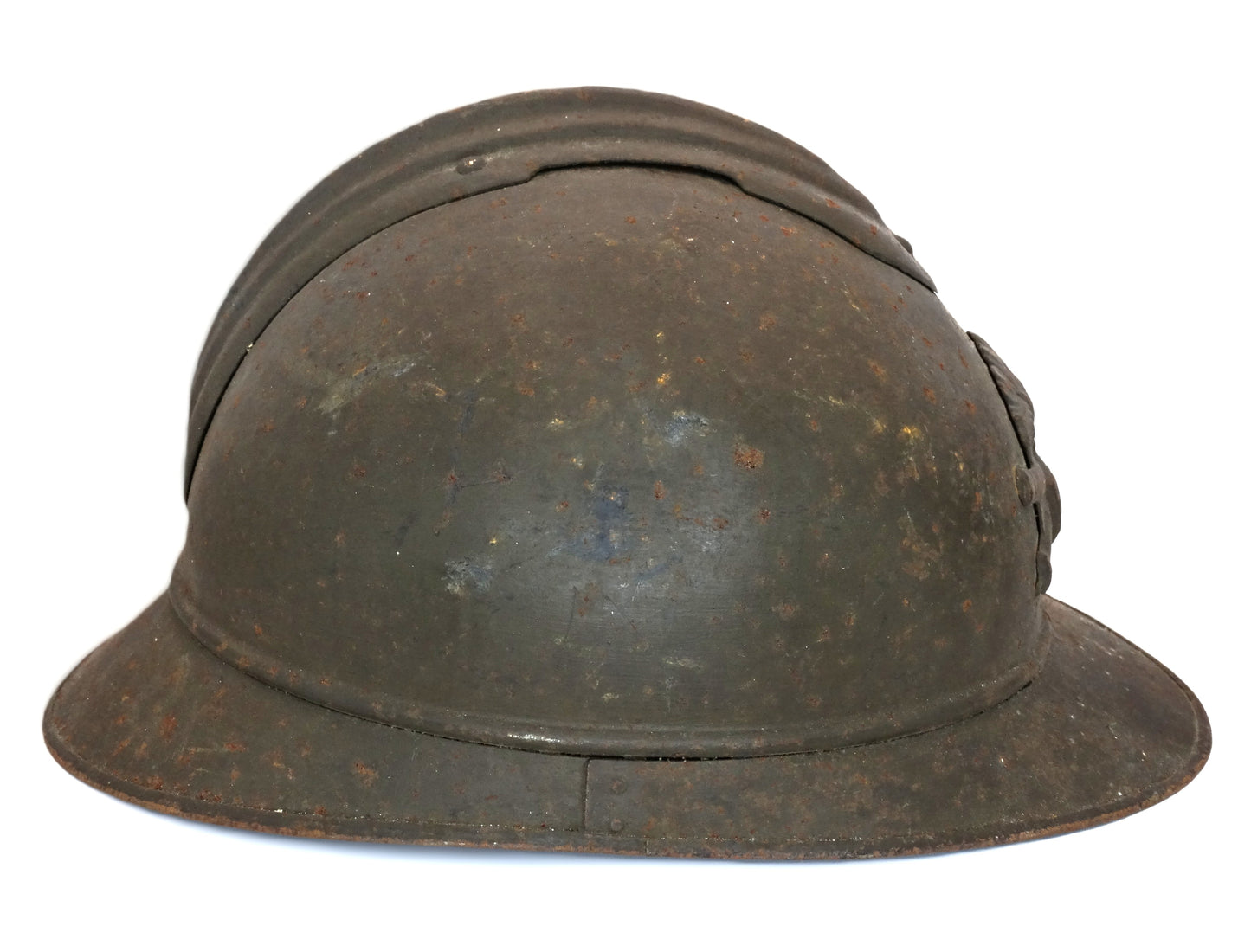 Casque d’artillerie français Modèle 1915, peint en kaki, avec coiffe et jugulaire cuir, gravure Rivière 31. Vu coté droit.