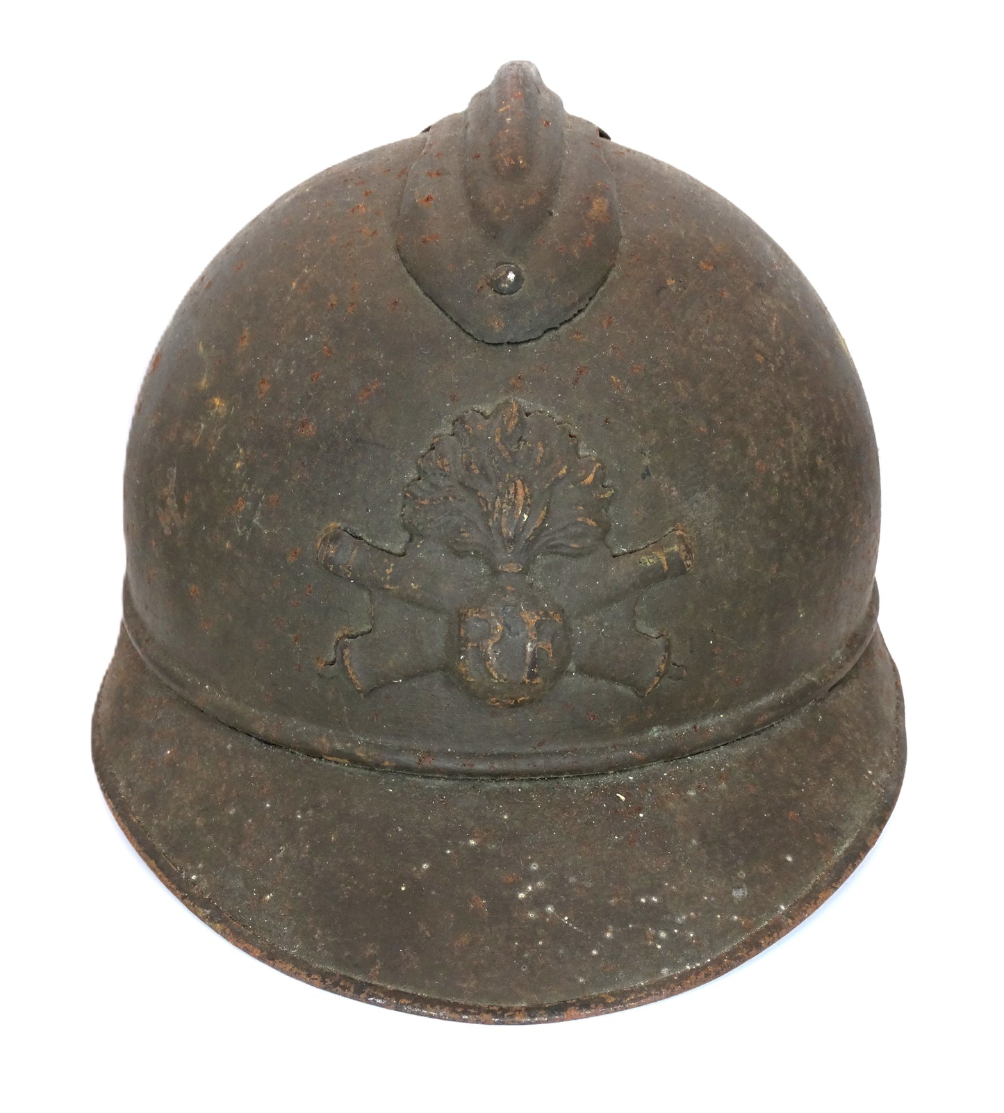 Casque d’artillerie français Modèle 1915, peint en kaki, avec coiffe et jugulaire cuir, gravure Rivière 31. Vu de face.
