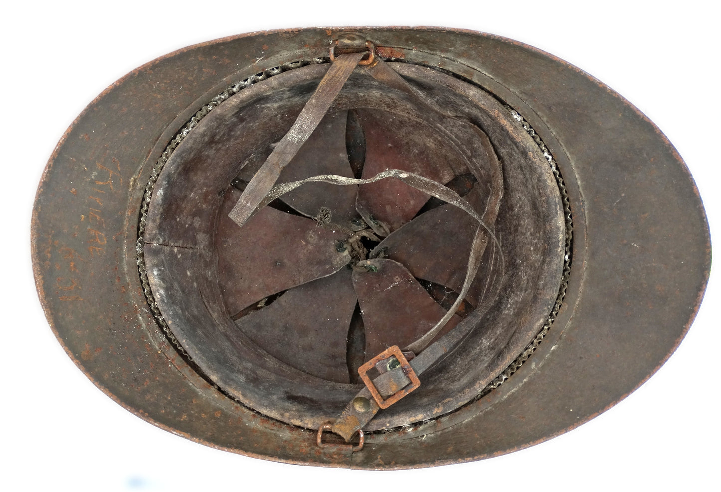 Casque d’artillerie français Modèle 1915, peint en kaki, avec coiffe et jugulaire cuir, gravure Rivière 31. Vu intérieur.