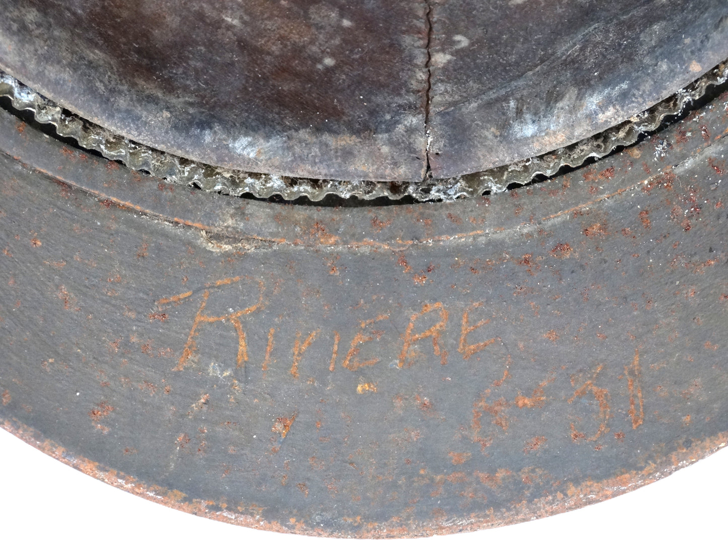 Casque d’artillerie français Modèle 1915, peint en kaki, avec coiffe et jugulaire cuir, gravure Rivière 31. Zoom sur marquage de nuquière Riviere 31.