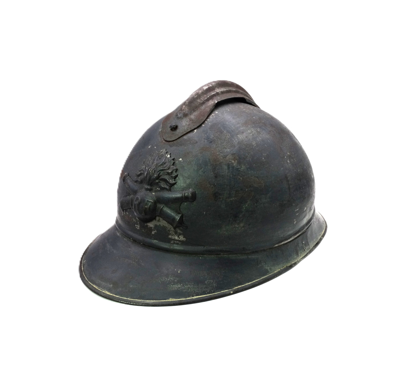 coque casque Adrian Modèle 1915 est équipée de son insigne frontal d’artillerie et tampon du fabricant "Jouet de Paris".