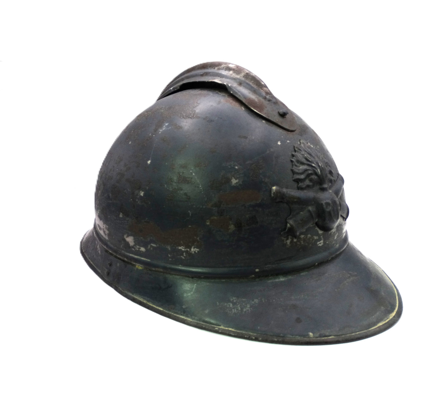 coque casque Adrian Modèle 1915 est équipée de son insigne frontal d’artillerie et tampon du fabricant "Jouet de Paris". 3/4 droit