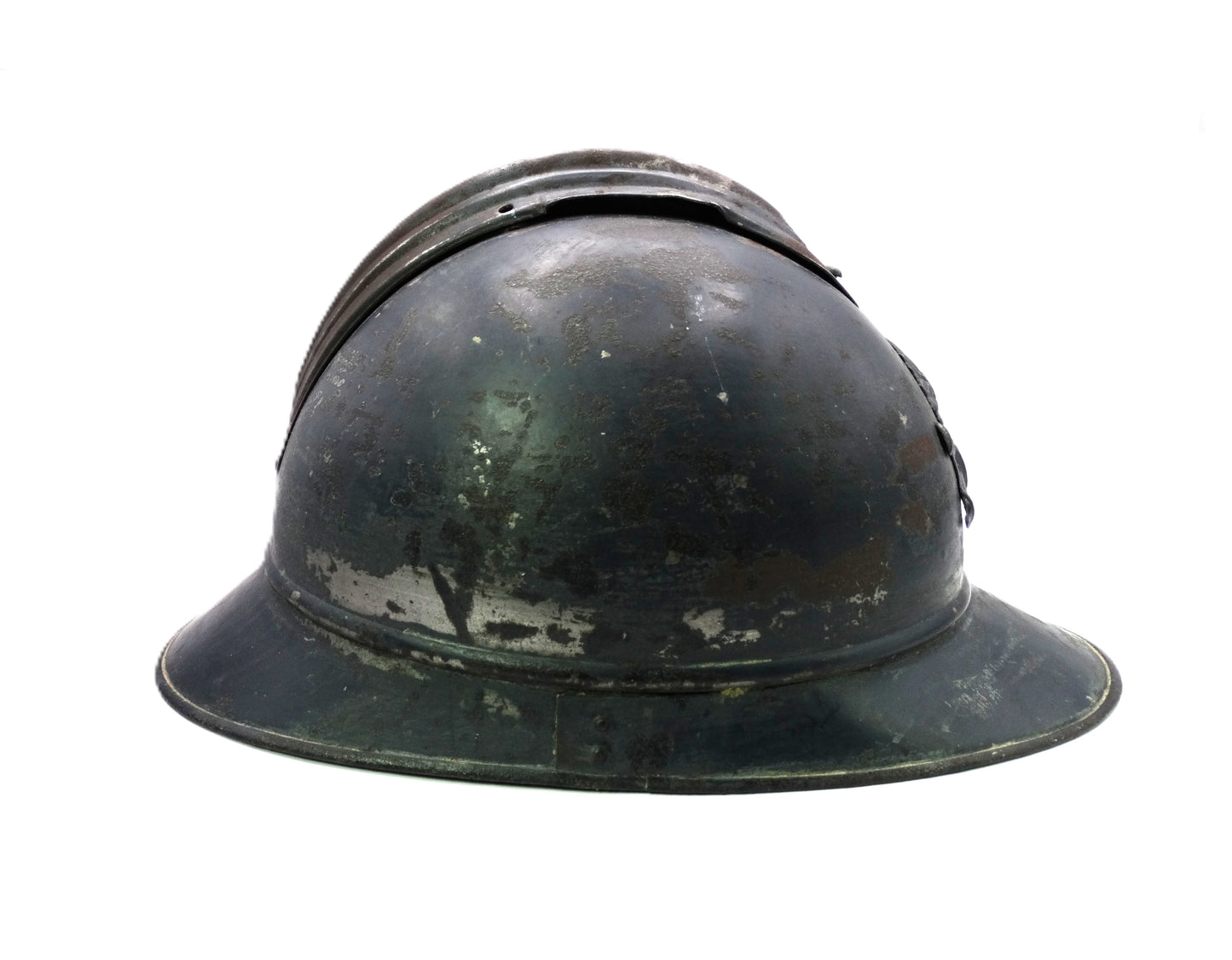 coque casque Adrian Modèle 1915 est équipée de son insigne frontal d’artillerie et tampon du fabricant "Jouet de Paris". coté droit