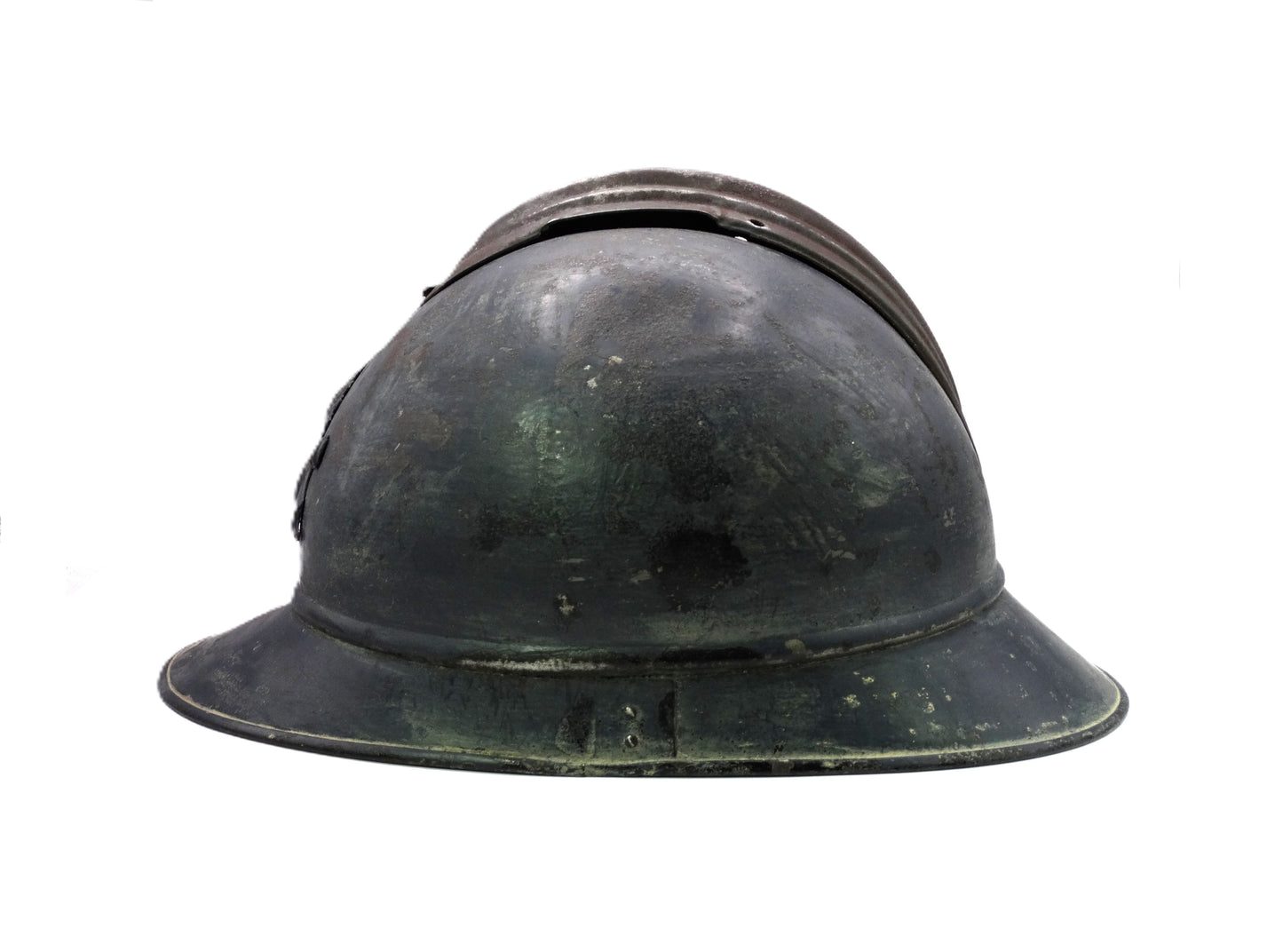 coque casque Adrian Modèle 1915 est équipée de son insigne frontal d’artillerie et tampon du fabricant "Jouet de Paris". coté gauche