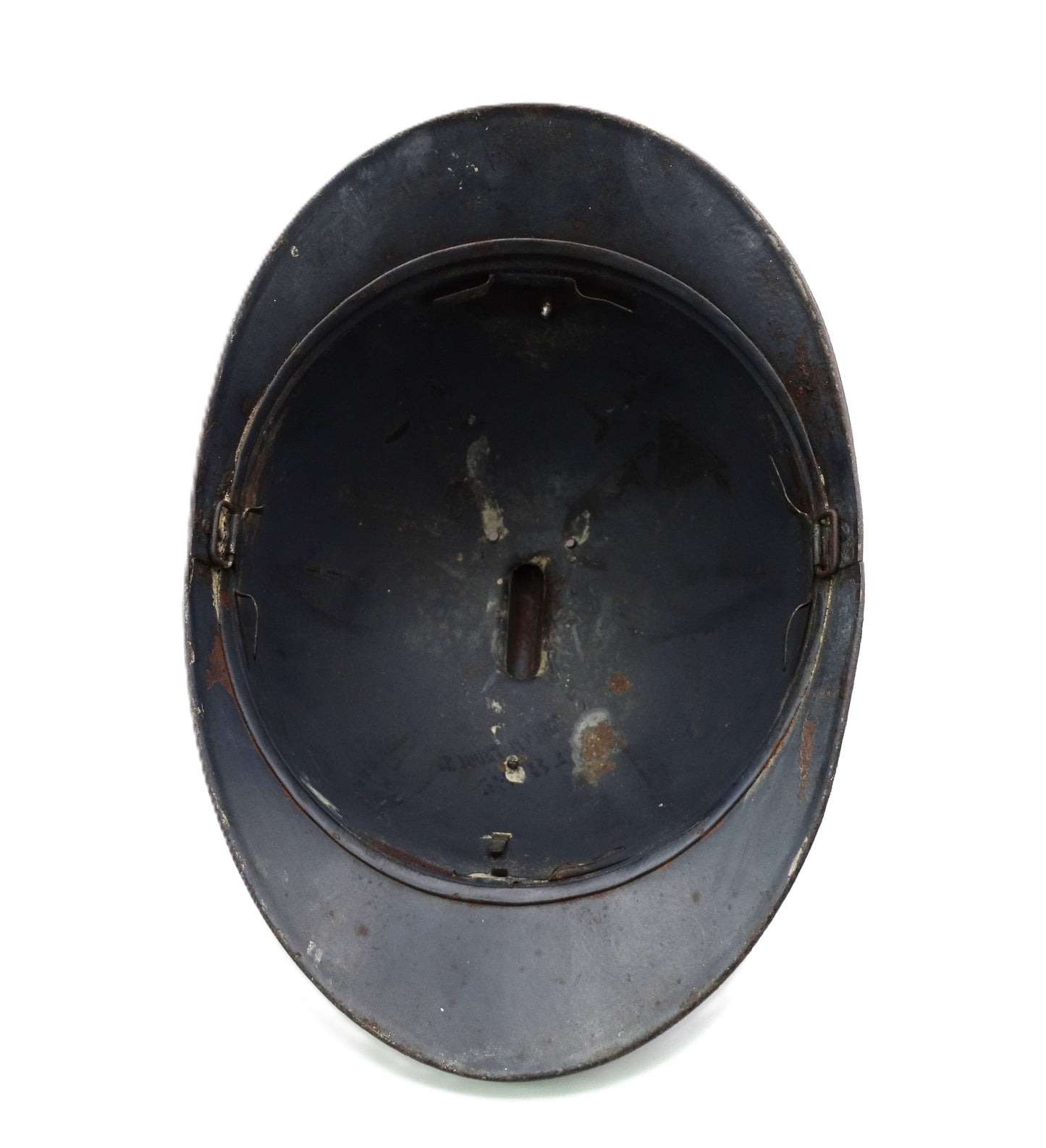 coque casque Adrian Modèle 1915 est équipée de son insigne frontal d’artillerie et tampon du fabricant "Jouet de Paris". Interieur