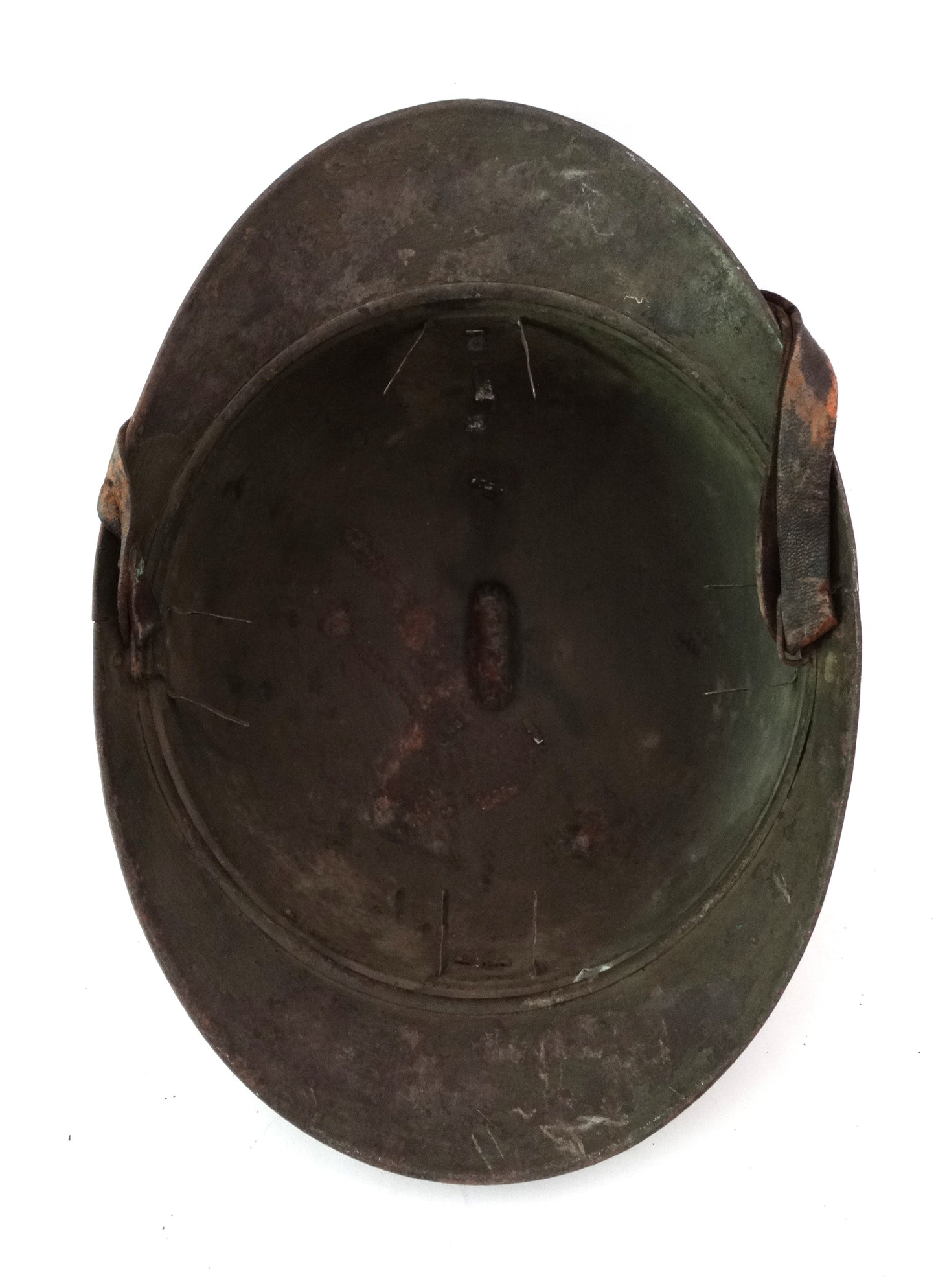 Coque de Casque Adrian Modèle 1915 – Avec Jugulaire.
Vue intérieur.