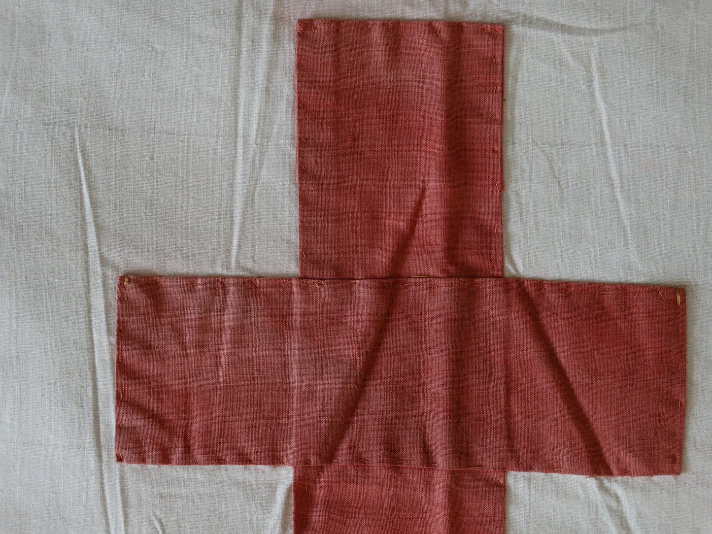 Drapeau France Libre tricolore – Croix de Lorraine cousue 195×135 cm . Zoom croix de lorraine coté recto.