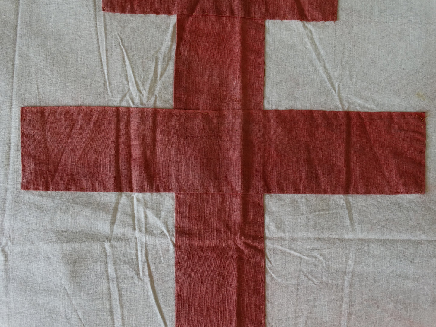Drapeau France Libre tricolore – Croix de Lorraine cousue 195×135 cm .
Zoom croix de lorraine, couture coté recto.