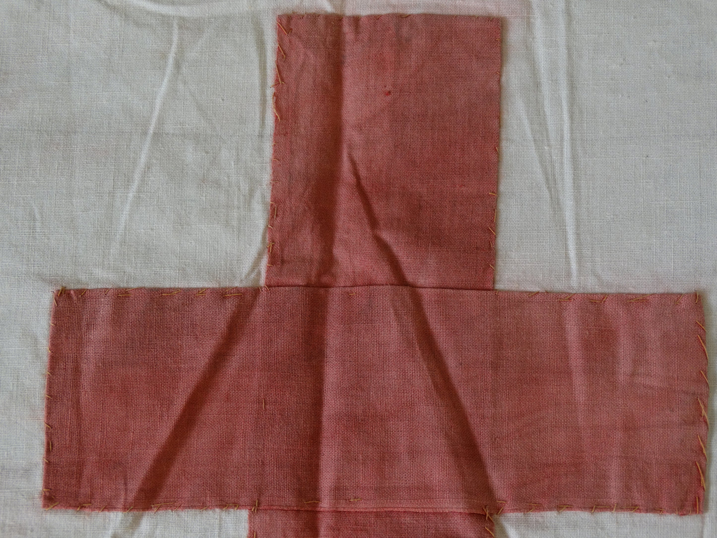 Drapeau France Libre tricolore – Croix de Lorraine cousue 195×135 cm .
Zoom croix de lorraine coté verso.