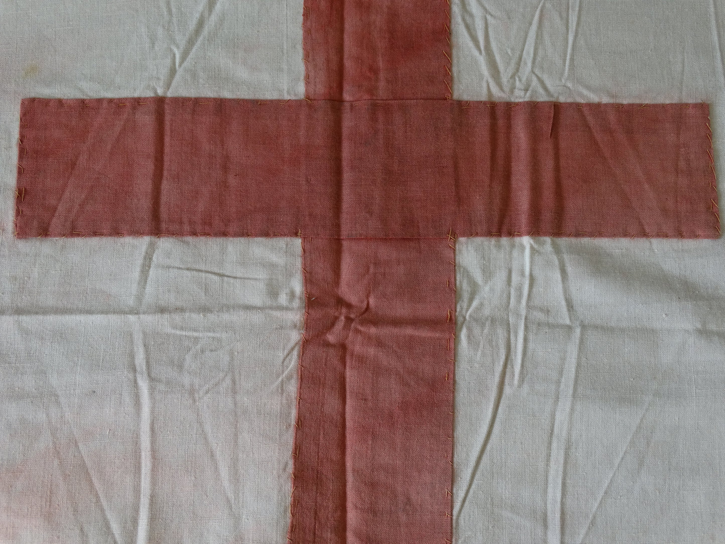 Drapeau France Libre tricolore – Croix de Lorraine cousue 195×135 cm .
Zoom croix de lorraine coté verso, coutures.