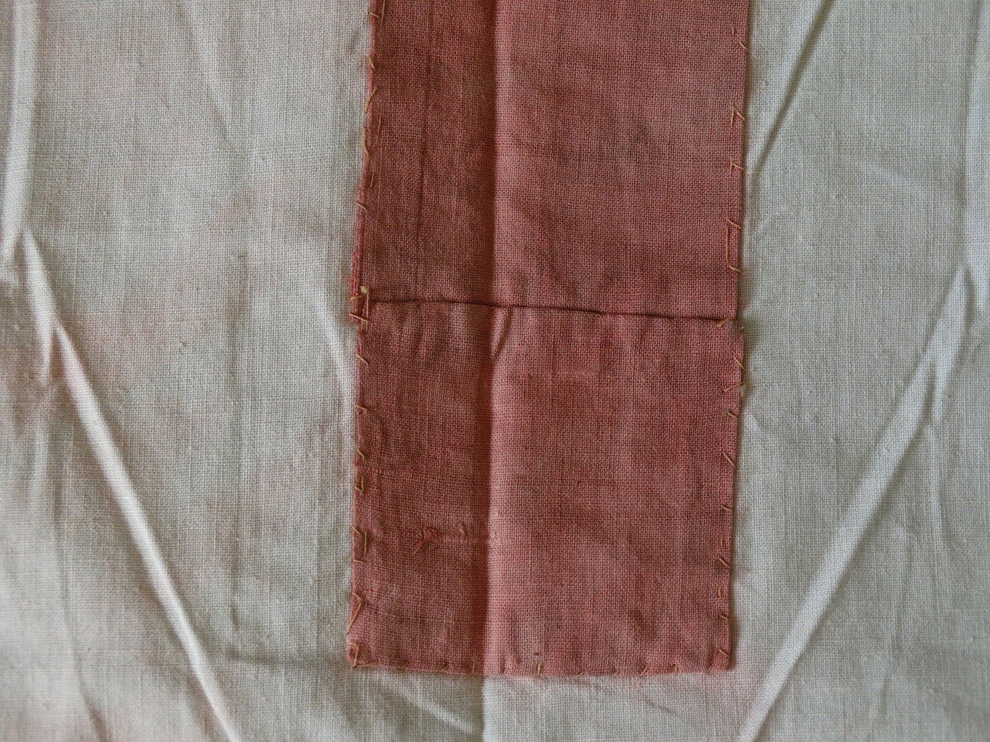 Drapeau France Libre tricolore – Croix de Lorraine cousue 195×135 cm .
Zoom croix de lorraine avec coutures coté verso.