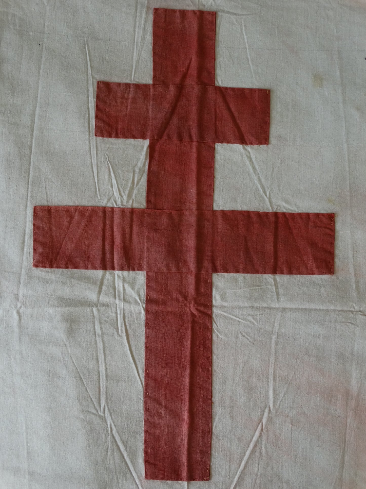 Drapeau France Libre tricolore – Croix de Lorraine cousue 195×135 cm . Zoom croix de lorraine coté recto.