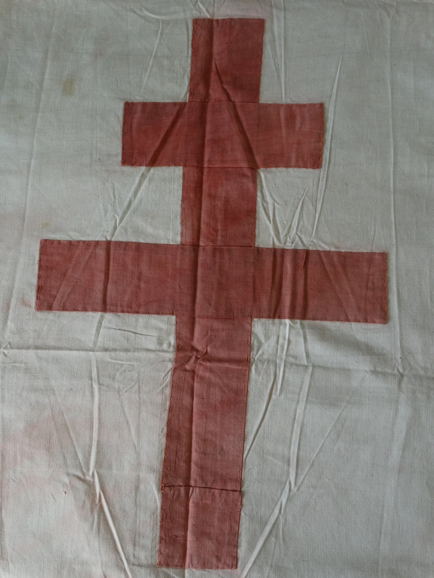 Drapeau France Libre tricolore – Croix de Lorraine cousue 195×135 cm .
Croix de lorraine intégrale coté verso.