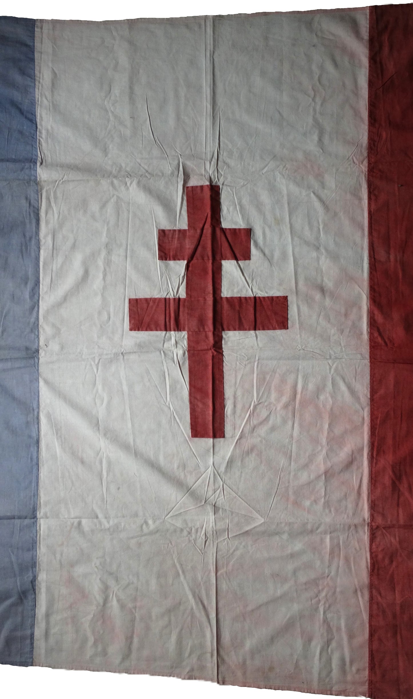 Drapeau France Libre tricolore – Croix de Lorraine cousue 195×135 cm .
Zoom sur le Blanc avec croix de lorraine.
