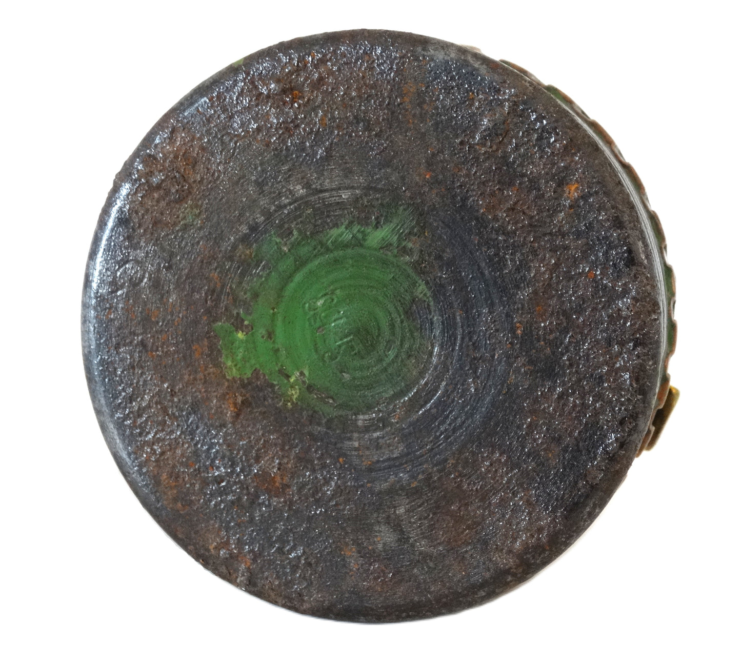 Encrier Artisanat de Tranchée WWI – Culot & Fusée d’Obus – Objet Militaria Français. Zoom sur culot avec reste de marquage.