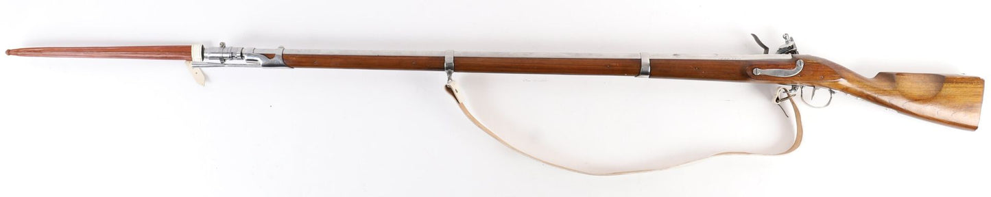 Fusil charleville Modèle 1777 corrigé An IX – Réplique avec trou pour joue.
Avec sa sangle, sa baïonnette et son couvre baïonnette.
