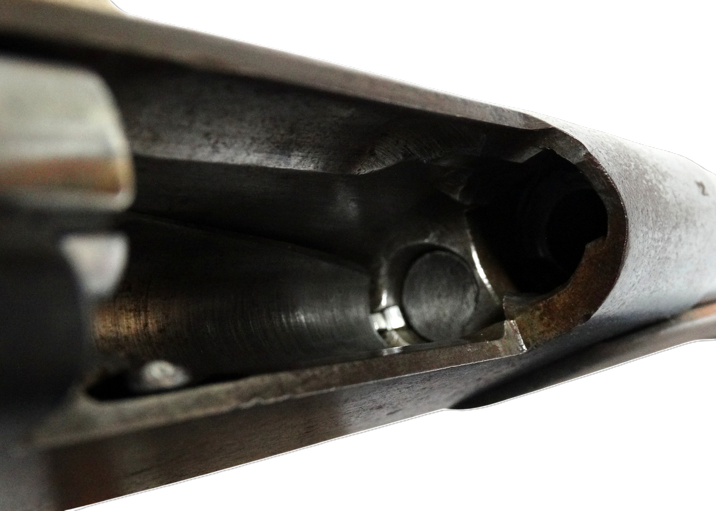 Fusil Lebel Modèle 1886-93 – Calibre d’origine 8×51 R – Manufacture de Tulle (1920).
Vue intérieur du boitier de culasse avec entrée de la chambre et le chargeur tubulaire. Augette rabattu.