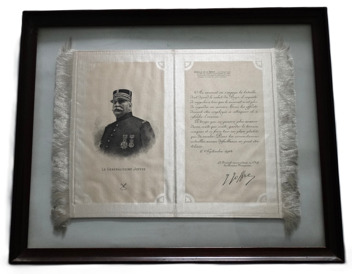 Hommage au Généralissime Joffre sur soie imprimée • Estampe commémorative ancienne.
Vue du Généralissime Joffre et son discourt du 6 septembre 1914.
