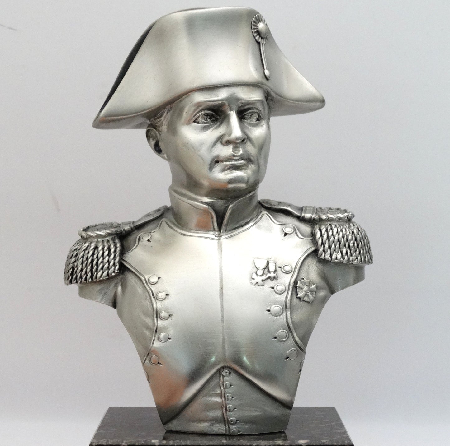 Le buste de l’Empereur Napoléon Ier - Les étains du prince.
Zoom napoléon vue de face.