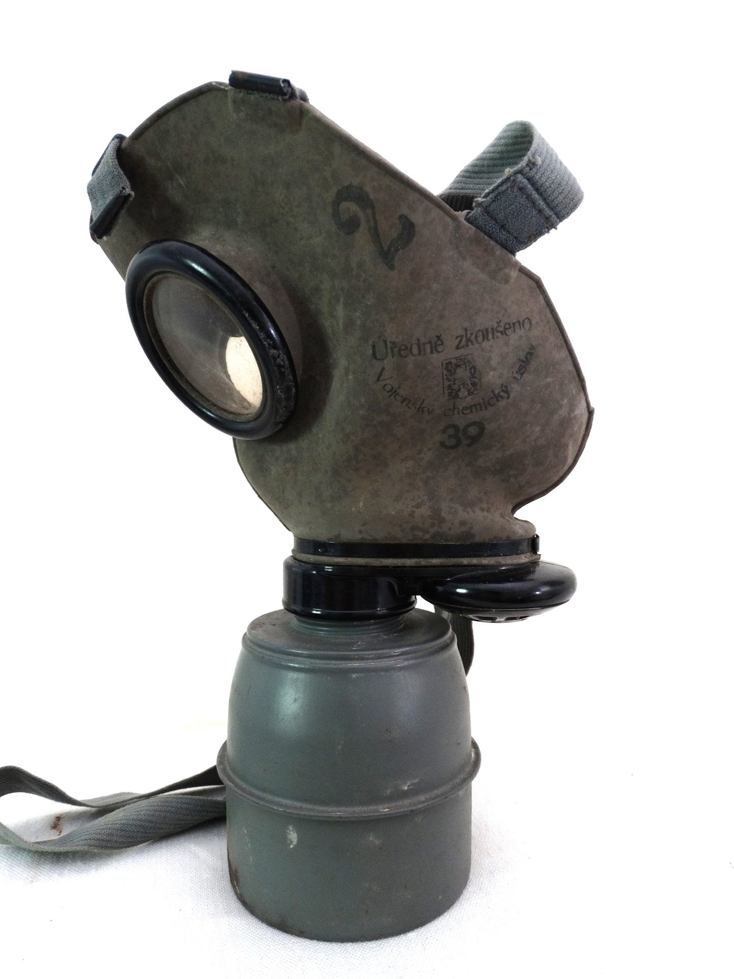 Masque à gaz tchèque 1939 avec boîte d’origine – Objet militaire authentique.
Masque complet coté droit avec marquage et sa cartouche d'origine.