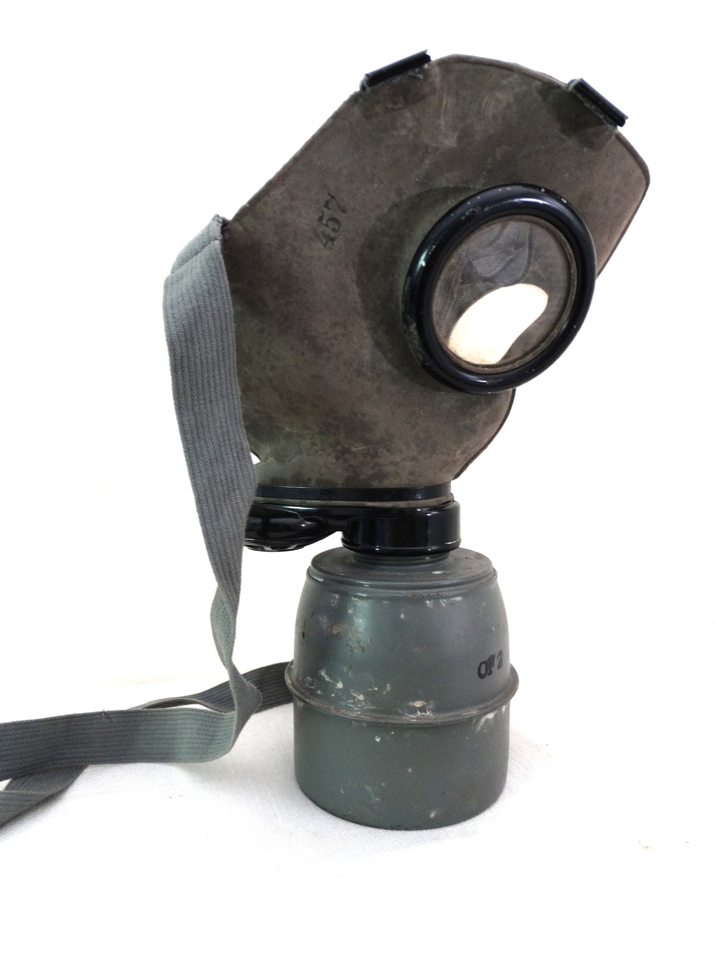 Masque à gaz tchèque 1939 avec boîte d’origine – Objet militaire authentique.
Vue intégrale masque et sa cartouche filtrante coté gauche.