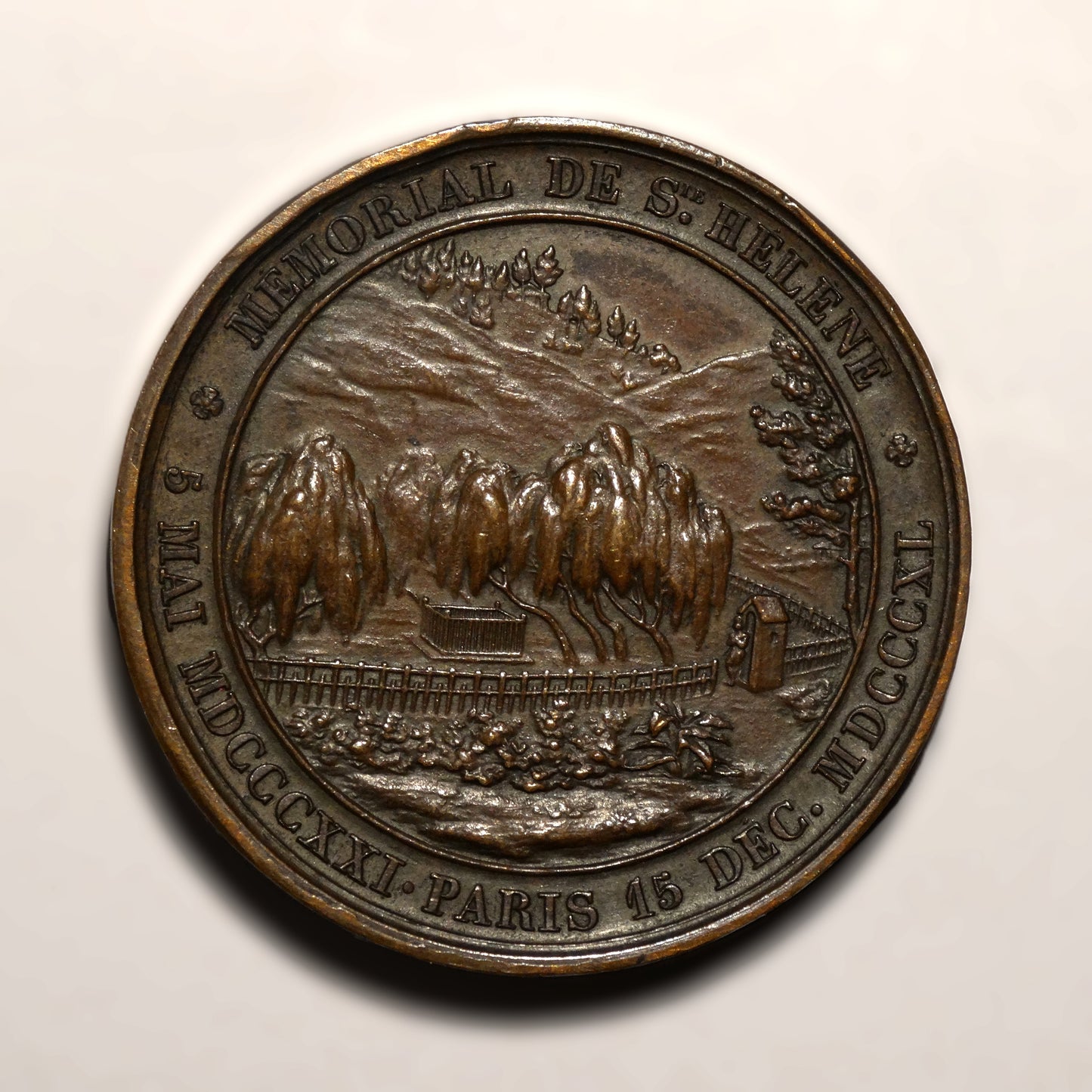 Médaille du mémorial de St-Hélène - Napoléon Ier. Revers de médaille avec représentation de la sépulture de l'empereur Napoléon Ier.