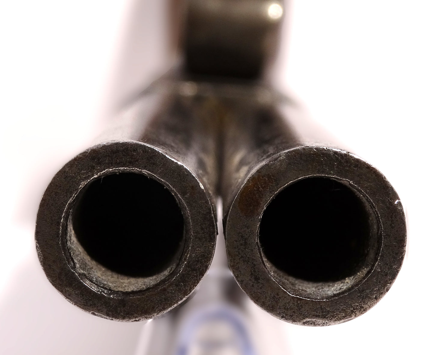 Pistolet coup de poing à percussion double-canon (~ 1860) • Arme de collection. Zoom sur bouche des canons.