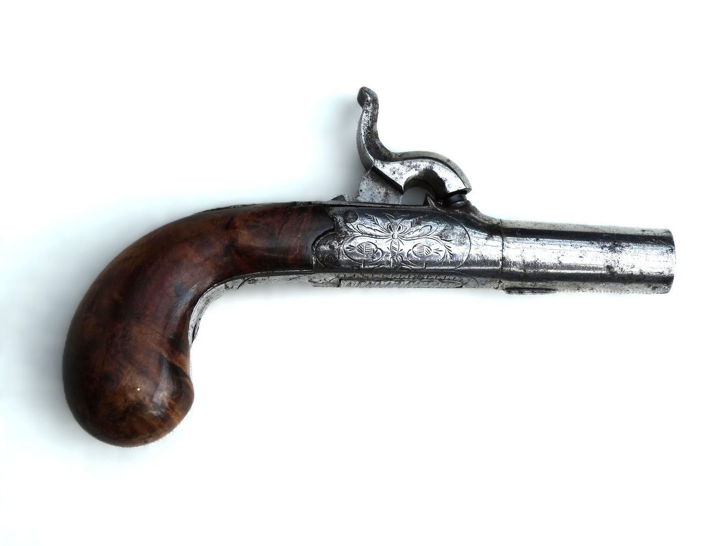 Pistolet de voyage à balle forcée – Liège XIXᵉ siècle • Poinçon ELG.
Vue intégral coté droit.