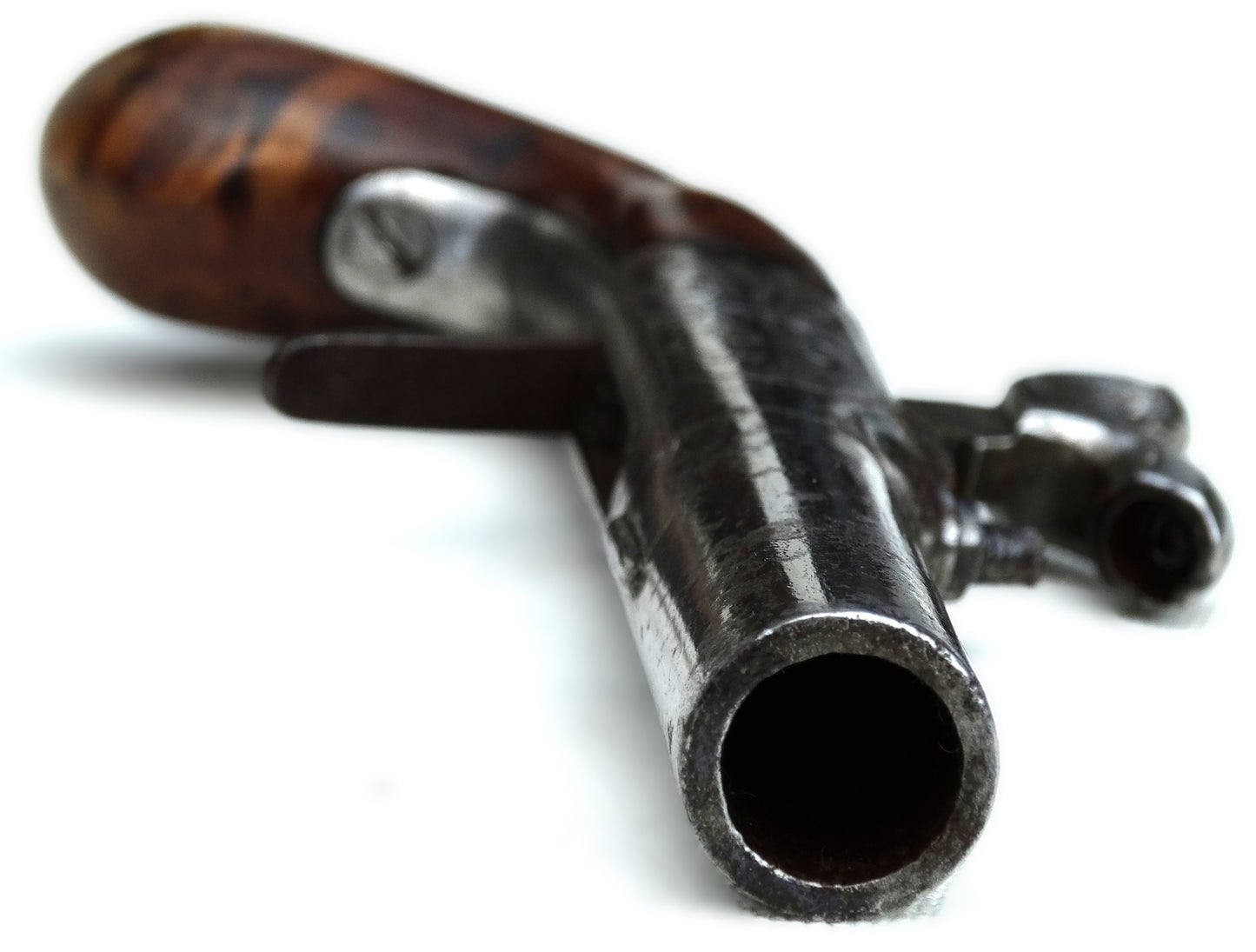 Pistolet de voyage à balle forcée – Liège XIXᵉ siècle • Poinçon ELG.
Vue de face , entrée du canon.