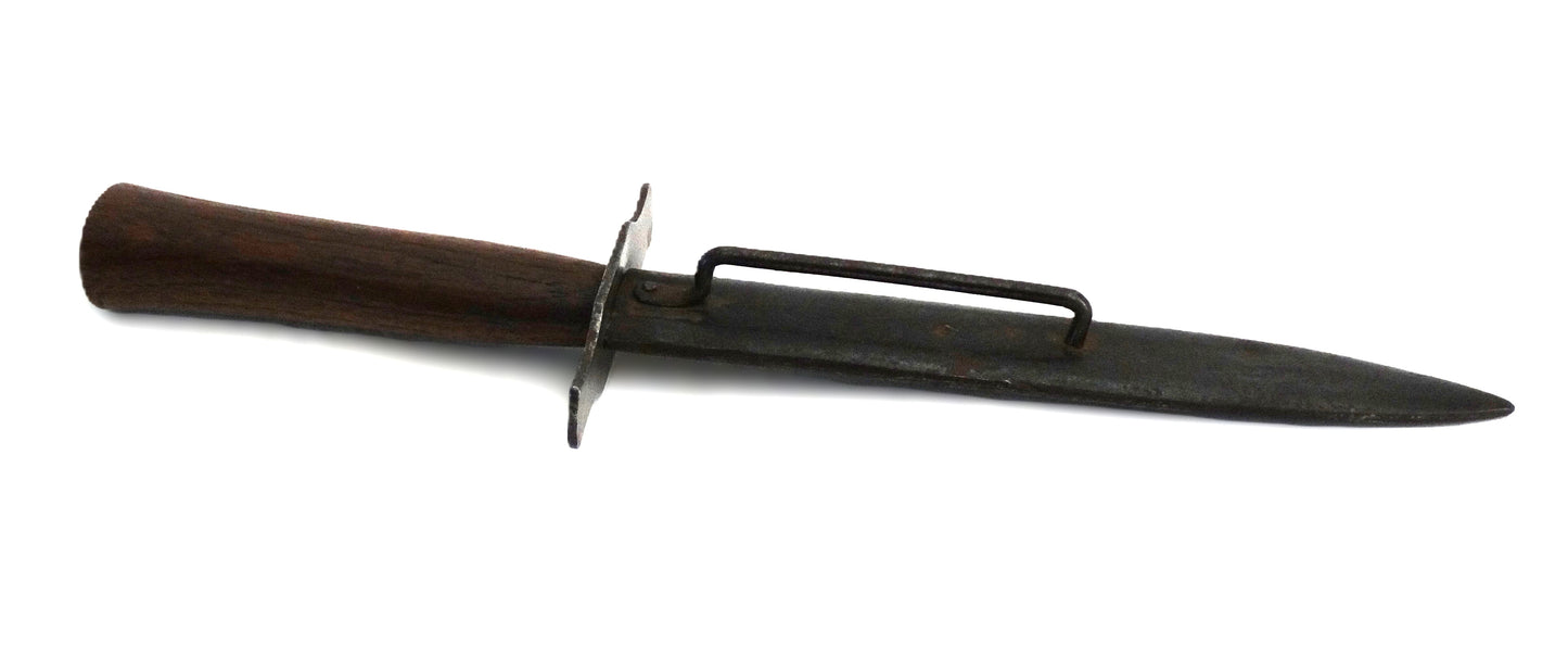 Poignard de Tranchée “Le Vengeur de 70” – 1er Type Gonon 41 – Militaria WWI.
Vue intégrale dans fourreau.