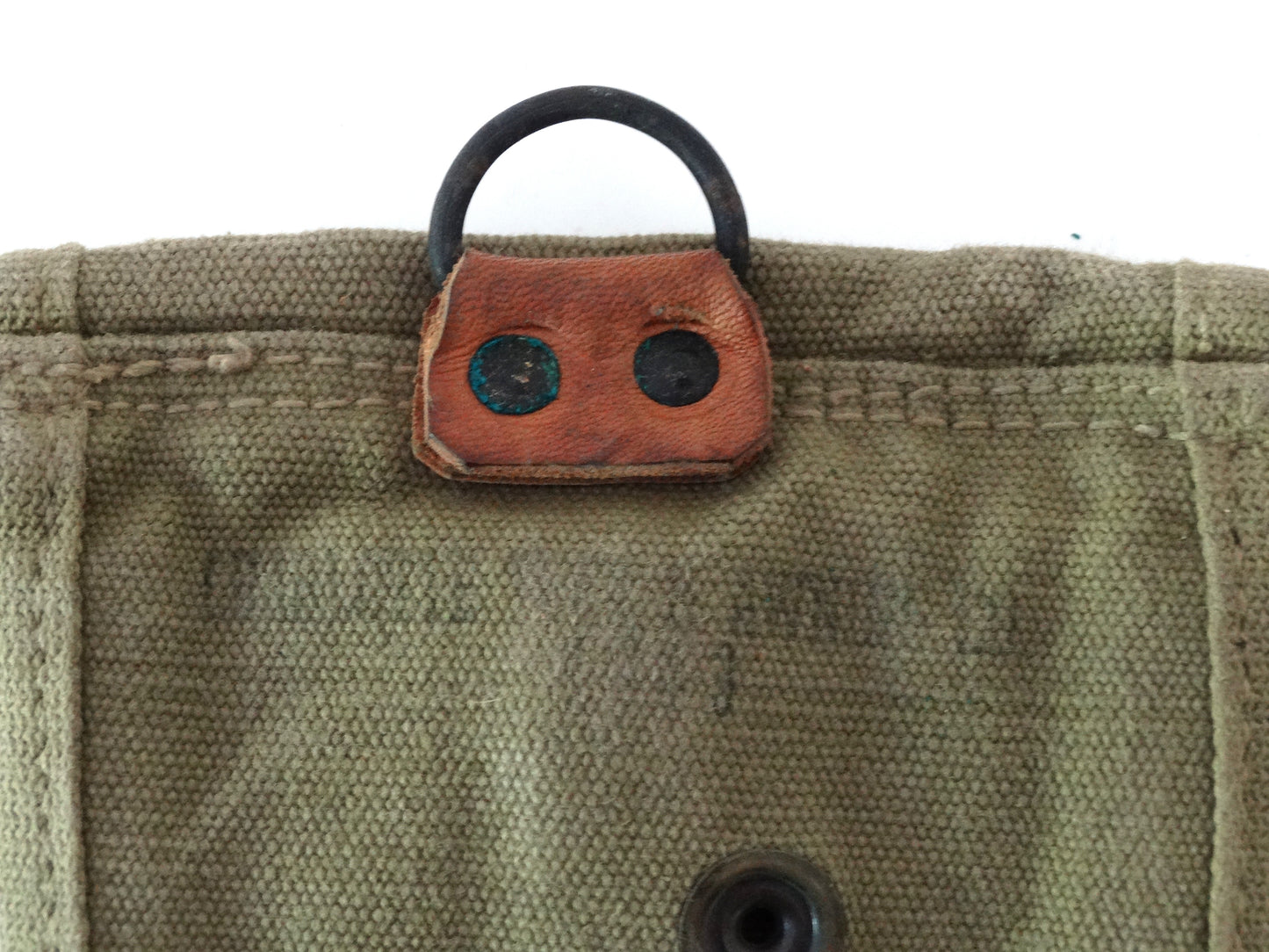 Porte-Chargeur Colt 1911 Toile Kaki – Réutilisé Armée Française avec Anneau Brelage.
Zoom sur anneau de brelage, modification francaise.