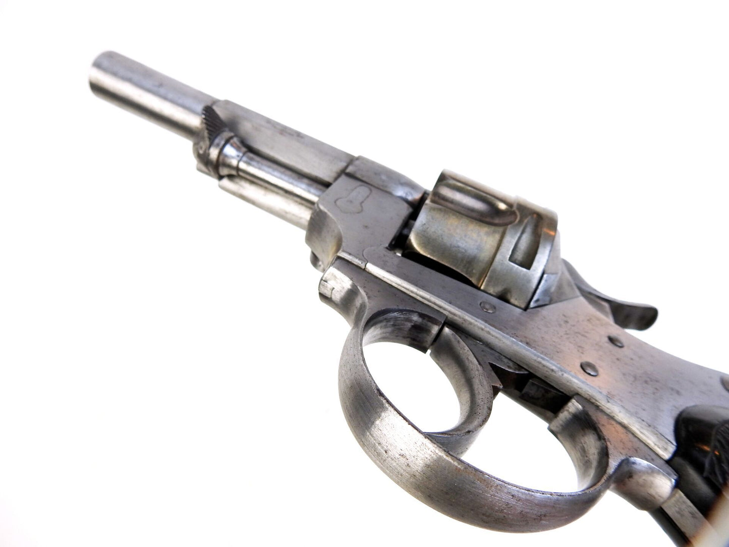 Revolver Chamelot-Delvigne modèle 1874 civil - calibre 11 mm73 - Arme ancienne. Vue de dessous du pontet.