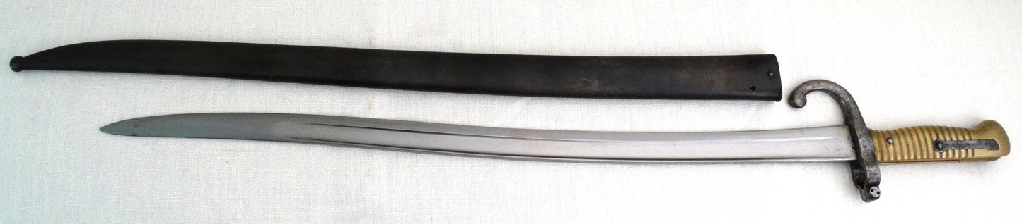Baïonnette Chassepot 1866 série Z avec lame yatagan et poignée laiton avec fourreau coté droit mono matricule