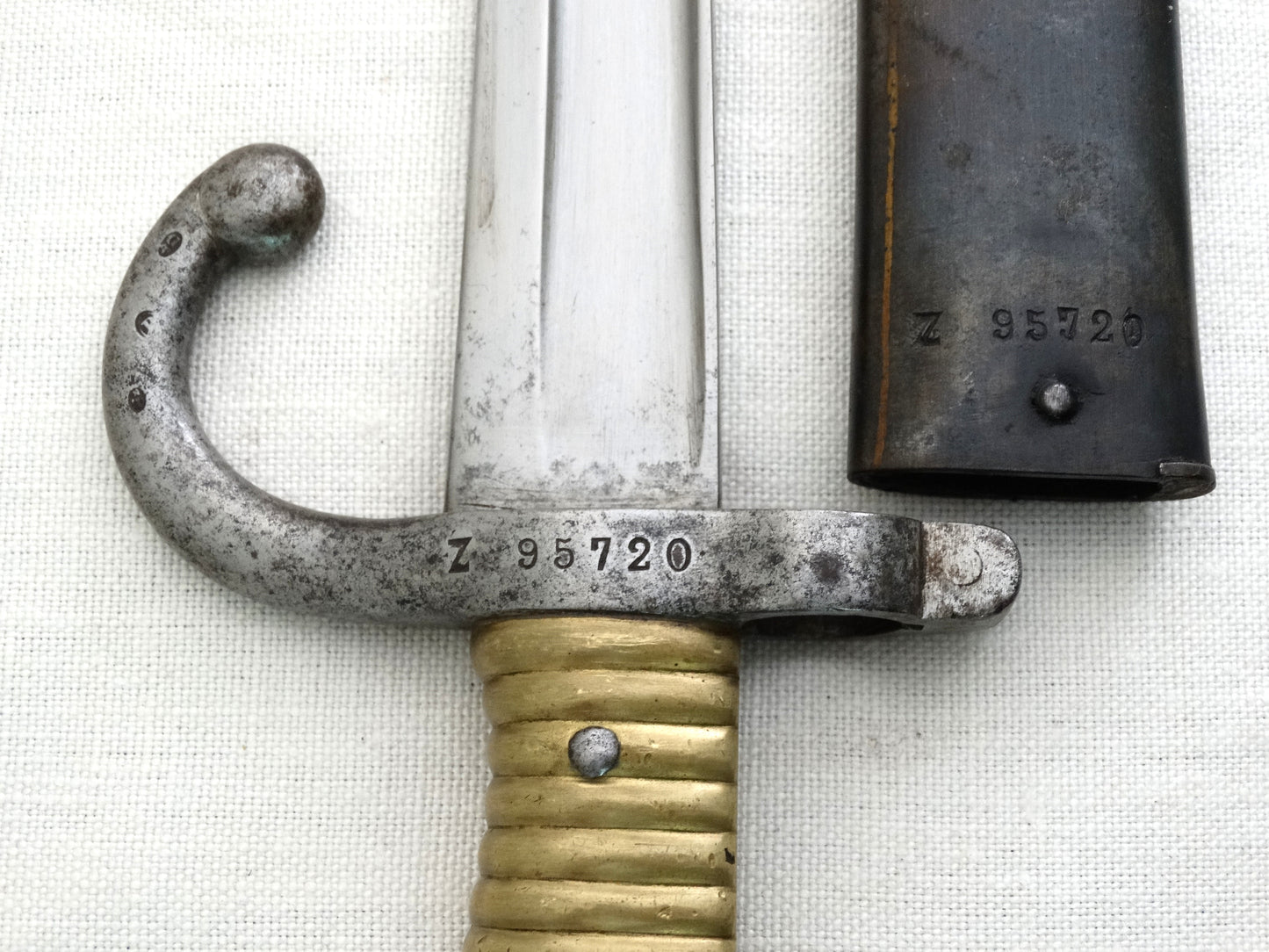 Baïonnette Chassepot 1866 série Z avec lame yatagan et poignée laiton
Mono matricule et poincons
