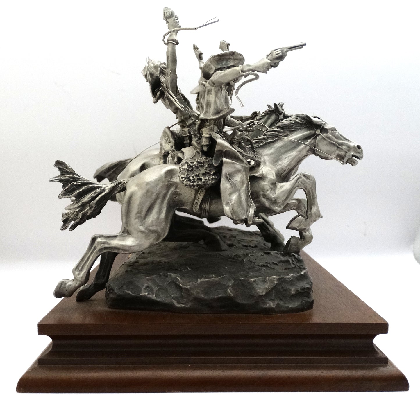 Sculpture “Coming Through the Rye” d’après Frédéric Remington – Édition limitée.
Vue intégrale coté droit.